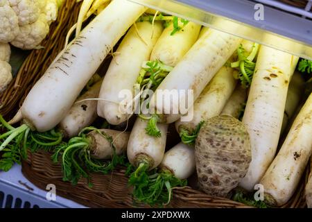 Rafano bianco esposto per la vendita al gregrocery Foto Stock