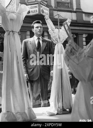 LAURENCE HARVEY in a scene from ROOM AT THE TOP (1959) regista JACK CLAYTON romanzo JOHN BRAINE Screenplay NEIL PATERSON ancora di ERIC GREY prodotto da JOHN e JAMES WOOLF A Romulus Film / Independent Film Producers / British Lion Films Foto Stock