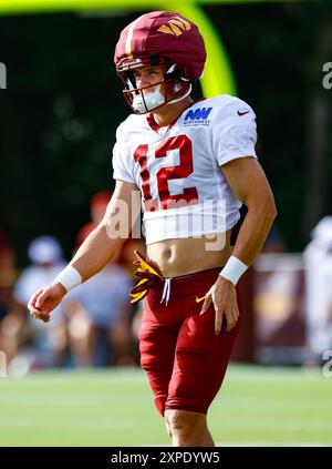 Washington Commanders wide receiver Luke McCaffrey (12) prima dell'inizio delle esercitazioni presso l'OrthoVirginia Training Center al Commanders Park di Ashburn, Virginia, il 4 agosto 2024 (Alyssa Howell/Image of Sport) Foto Stock