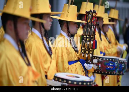 Seoul, Corea del Sud. 2 agosto 2024. In onore della visita del ministro della difesa tedesco Pistorius (SPD), i soldati tradizionalmente vestiti in una formazione d'onore stanno di fronte al Ministero degli Esteri. Credito: Soeren Stache/dpa/Alamy Live News Foto Stock