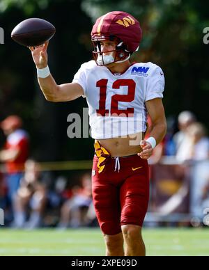 Washington Commanders wide receiver Luke McCaffrey (12) prima dell'inizio delle esercitazioni presso l'OrthoVirginia Training Center al Commanders Park di Ashburn, Virginia, il 4 agosto 2024 (Alyssa Howell/Image of Sport) Foto Stock