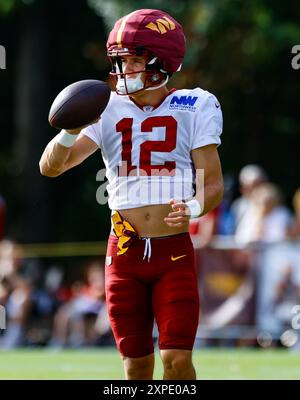 Washington Commanders wide receiver Luke McCaffrey (12) prima dell'inizio delle esercitazioni presso l'OrthoVirginia Training Center al Commanders Park di Ashburn, Virginia, il 4 agosto 2024 (Alyssa Howell/Image of Sport) Foto Stock