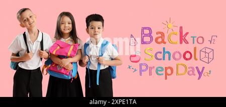 Piccoli studenti con zaini su sfondo rosa. Banner per il National Back to School Prep Day Foto Stock