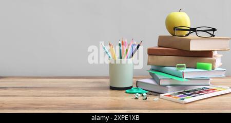 Cancelleria scolastica diversa su sfondo chiaro con spazio per il testo Foto Stock