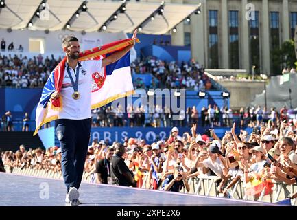 Parigi, Francia. 5 agosto 2024. La superstar serba del tennis Novak Djokovic, che ha conquistato l'oro nei singoli maschili alle Olimpiadi di Parigi, arriva al Champions Park per i Giochi Olimpici di Parigi 2024 a Parigi, Francia, 5 agosto 2024. Credito: He Canling/Xinhua/Alamy Live News Foto Stock