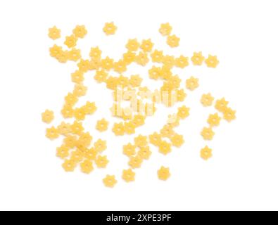 Gustosa pasta cruda con stelline su sfondo bianco Foto Stock