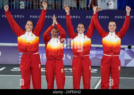 Parigi, Francia. 5 agosto 2024. PARIGI, FRANCIA - 5 AGOSTO: L-R) Vega Gimeno di Spagna, Sandra Ygueravide di Spagna, Juana Camilion di Spagna, Gracia Alonso di Spagna celebrando la loro medaglia d'argento durante la pallacanestro 3x3 femminile il giorno dieci dei Giochi Olimpici di Parigi 2024 all'Esplanade Des Invalides il 5 agosto 2024 a Parigi, Francia. (Daniela Porcelli/SPP) credito: SPP Sport Press Photo. /Alamy Live News Foto Stock