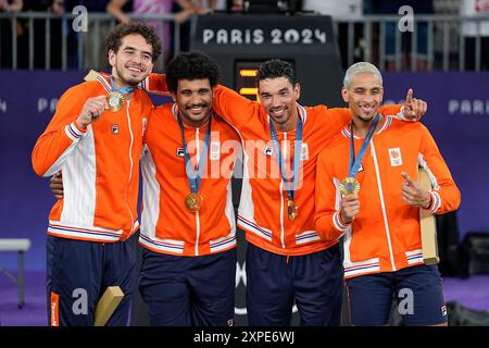 Parigi, Francia. 5 agosto 2024. PARIGI, FRANCIA - 5 AGOSTO: L-R) Jan Driessen dei Paesi Bassi, Dimeo Van Der Horst dei Paesi Bassi, Arvin Slagter dei Paesi Bassi, degno De Jong dei Paesi Bassi che celebra la vittoria della medaglia d'oro durante la pallacanestro 3x3 maschile il giorno dieci dei Giochi Olimpici di Parigi 2024 all'Esplanade Des Invalides il 5 agosto 2024 a Parigi, Francia. (Daniela Porcelli/SPP) credito: SPP Sport Press Photo. /Alamy Live News Foto Stock