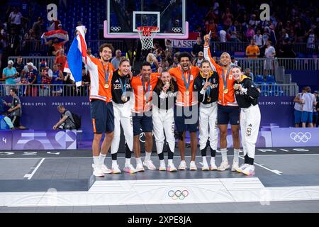 DRIESSEN Jan (Niederlande), REICHERT Marie (Deutschland, #06), SLAGTER Arvin (Niederlande), BRUNCKHORST Svenja (Deutschland, #21), van der HORST Dimeo (Niederlande), GREINACHER Sonja (Deutschland, #14), de JONG Worthy (Niederlande), MEVIUS Elisa (Deutschland, #08) jubeln gemeinsam ueber den Sieg und Gold Medaille, fra, Olympische Spiele Paris 2024, Deutschland (GER) vs Spanien (ESP), Stadio di Spanien, Membonier 05.08.2024-3, ^ ^ ^ ^ (FR Foto Stock