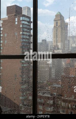 Pioggia torrenziale da un temporale estivo visto dalla finestra di un appartamento di New York, 2024, Stati Uniti Foto Stock