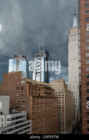 Le nuvole di tuono grigie sembrano minacciose su Manhattan, New York City, USA 2024 Foto Stock