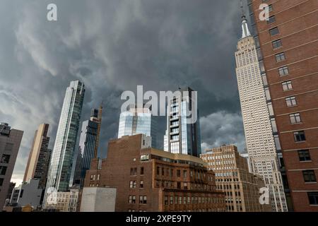 Le nuvole di tuono grigie sembrano minacciose su Manhattan, New York City, USA 2024 Foto Stock