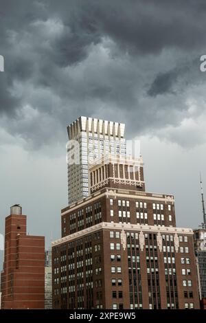 Le nuvole di tuono grigie sembrano minacciose su Manhattan, New York City, USA 2024 Foto Stock