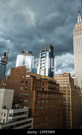 Le nuvole di tuono grigie sembrano minacciose su Manhattan, New York City, USA 2024 Foto Stock