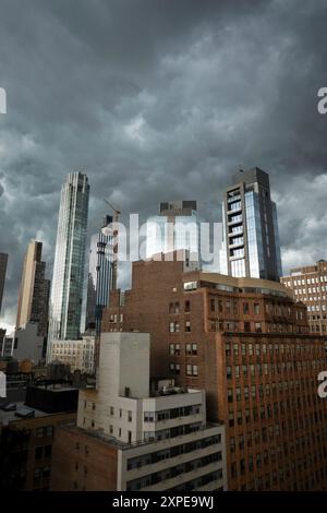 Le nuvole di tuono grigie sembrano minacciose su Manhattan, New York City, USA 2024 Foto Stock