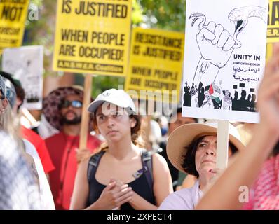 I dimostranti ascoltano un oratore al "Rally for Return: All Out for Gaza" a Los Angeles il 14 ottobre 2023. Foto di Raquel G. Frohlich. Foto Stock