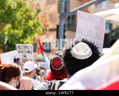 I dimostranti ascoltano un oratore al "Rally for Return: All Out for Gaza" a Los Angeles il 14 ottobre 2023. Foto di Raquel G. Frohlich. Foto Stock
