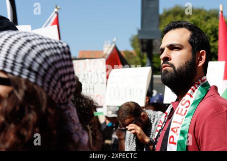 I dimostranti ascoltano un oratore al "Rally for Return: All Out for Gaza" a Los Angeles il 14 ottobre 2023. Foto di Raquel G. Frohlich. Foto Stock