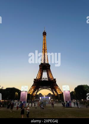 Parigi, p. 5 agosto 2024. Vista della Torre Eiffel a Parigi, in Francia, durante le Olimpiadi estive del 2024 il 5 agosto 2024. Crediti: Mpi34/Media Punch/Alamy Live News Foto Stock