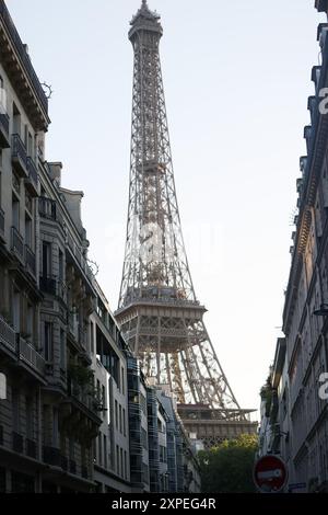 Parigi, p. 5 agosto 2024. Vista della Torre Eiffel a Parigi, in Francia, durante le Olimpiadi estive del 2024 il 5 agosto 2024. Crediti: Mpi34/Media Punch/Alamy Live News Foto Stock