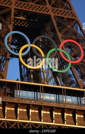 Parigi, p. 5 agosto 2024. Vista della Torre Eiffel a Parigi, in Francia, durante le Olimpiadi estive del 2024 il 5 agosto 2024. Crediti: Mpi34/Media Punch/Alamy Live News Foto Stock