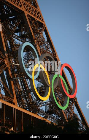 Parigi, p. 5 agosto 2024. Vista della Torre Eiffel a Parigi, in Francia, durante le Olimpiadi estive del 2024 il 5 agosto 2024. Crediti: Mpi34/Media Punch/Alamy Live News Foto Stock