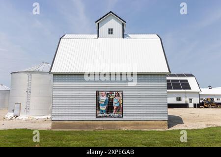 Gli striscioni della campagna denigrano il presidente Joe Biden e il vicepresidente Kamala Harris della Southeast Iowa Grain Corporation a Yarmouth, Iowa. Il busin Foto Stock