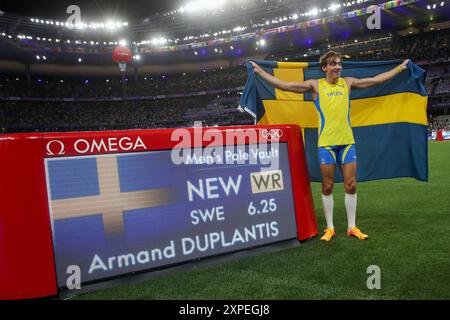 Parigi, Francia. 5 agosto 2024. Armand Duplantis, la medaglia d'oro al Pole Vault maschile, si erge accanto al cartello dopo aver vinto la medaglia d'oro e aver stabilito un record mondiale nella finale del Pole Vault allo Stade de France durante la gara di atletica leggera dei Giochi Olimpici di Parigi 2024 a Parigi, Francia, lunedì 5 agosto 2024. Foto di Giancarlo Colombo/UPI. Crediti: UPI/Alamy Live News Foto Stock