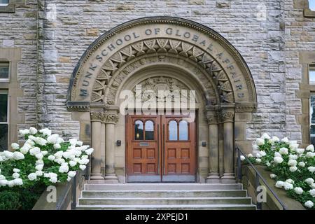 Ingresso al vecchio edificio in pietra dell'Università di Toronto Foto Stock