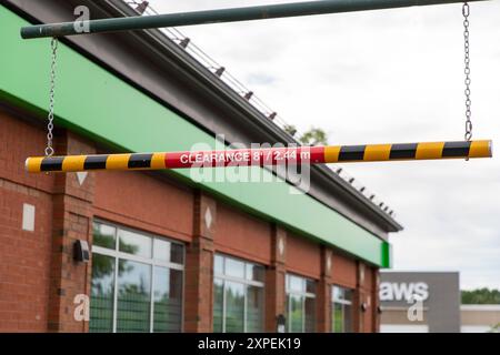 Kanata, Canada - 2 giugno 2024: Segno di autorizzazione contro il cielo. Altezza massima consentita per i veicoli Foto Stock