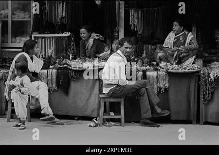 Una gioielleria che vende malas e altri oggetti - Kathmandu, Nepal - 1988 Foto Stock