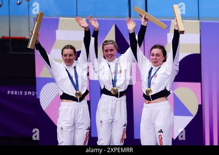 Parigi, Francia, 5 agosto 2024. Katy Marchant, Sophie Capewell e Emma Finucane della Gran Bretagna celebrano la vittoria dell'oro nella finale di Sprint del Cycling Track Women's Team durante le Olimpiadi di Parigi 2024 al National Velodrone il 5 agosto 2024 a Parigi, Francia. Crediti: Pete Dovgan/Speed Media/Alamy Live News Foto Stock