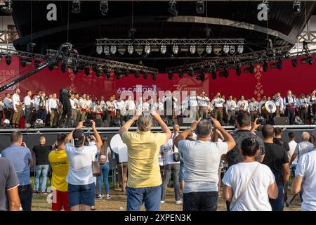 Guca. 4 agosto 2024. I trombettisti eseguono l'inno del 63° Guca Trumpet Festival nel villaggio di Guca, Serbia, il 4 agosto 2024. PER ANDARE CON 'caratteristica: Musica e cucina tradizionale serba in mostra al festival della tromba di Guca' credito: Nemanja Cabric/Xinhua/Alamy Live News Foto Stock