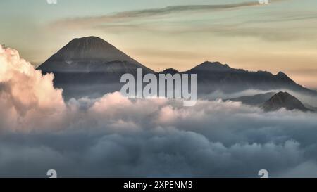 Primo piano del vulcano Semeru a Giava Orientale, Indonesia. Foto Stock