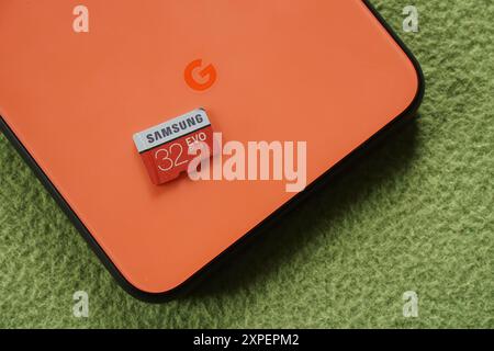 Terengganu, Malesia - 23 agosto 2024 : primo piano della scheda microsd samsung da 32 gb sul pannello posteriore dei telefoni google pixel 4 su sfondo verde. Foto Stock