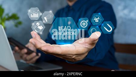 Concetto di generazione di lead, analisi delle strategie di marketing del business finanziario, uomo d'affari che utilizza notebook con icone di generazione di lead su schermo virtuale. Foto Stock