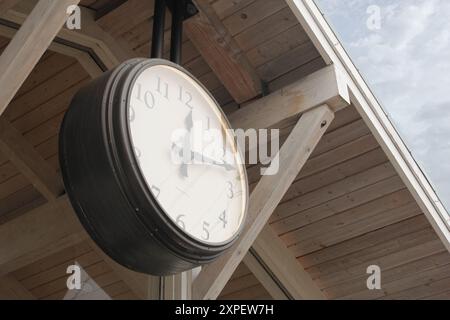 Friday Harbor, Washington, Stati Uniti - 09-11-2021: Veduta di un orologio d'epoca attaccato all'edificio dell'acquario di Spring Street Landing. Foto Stock