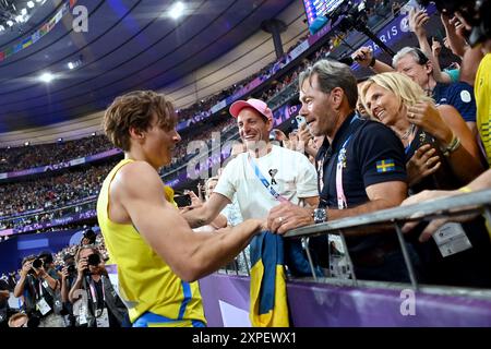 Saint Denis, Francia. 5 agosto 2024. La medaglia d'oro svedese Armand Duplantis festeggia con il padre e allenatore Greg Duplantis e il pole vaulter francese Renaud Lavillenie, dopo aver stabilito un nuovo record mondiale durante la finale maschile del Vault nella decima giornata dei Giochi Olimpici di Parigi 2024 allo Stade de France il 5 agosto 2024 a Parigi, Francia. Foto di Franck Castel/ABACAPRESS. COM credito: Abaca Press/Alamy Live News Foto Stock