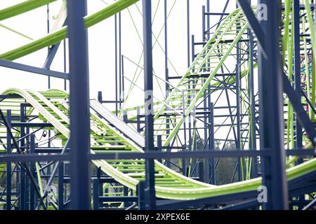 Vista della struttura di un sistema di montagne russe di colore verde e blu. Foto Stock