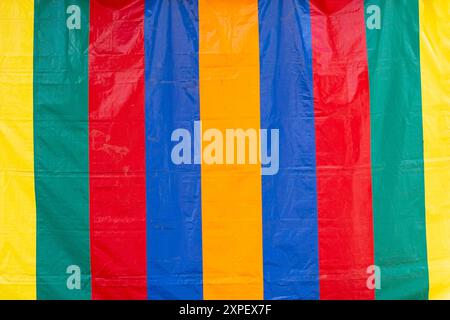 Vista di una tenda a strisce spesse multicolore, come sfondo. Foto Stock