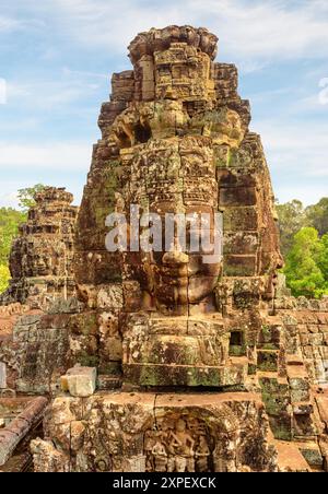 Incredibile vista delle torri con le facce in pietra del tempio Bayon Foto Stock