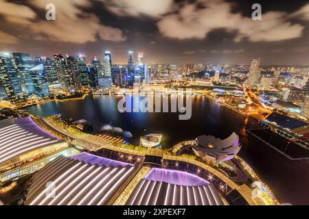 Fantastica vista aerea notturna di Marina Bay a Singapore Foto Stock