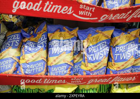 Los Angeles, California, Stati Uniti - 09-13-2021: Una vista di diverse borse di Rold Gold pretzel twist, in mostra in un grande negozio di alimentari locale. Foto Stock