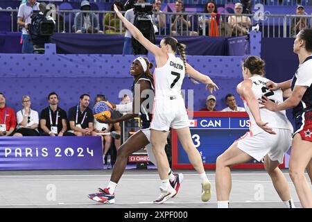 Rhyne Howard (USA) vs Paige Crozon (CAN), 3x3 Basketball, Women&#39;s Bronze Medal Game tra Canada e Stati Uniti durante i Giochi Olimpici di Parigi 2024 il 5 agosto 2024 a la Concorde a Parigi, Francia Foto Stock