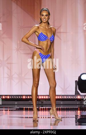 Los Angeles, Stati Uniti. 4 agosto 2024. Bella Whitlock, Miss Kansas USA, sul palco durante la 73a edizione di Miss USA Pageant al Peacock Theater il 4 agosto 2024 a Los Angeles, California. Foto: Crash/imageSPACE credito: Imagespace/Alamy Live News Foto Stock