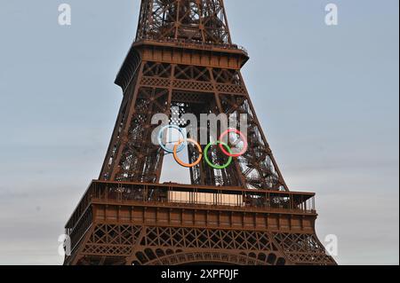 Parigi, Francia. 4 agosto 2024. Gli anelli olimpici sulla Torre Eiffel al crepuscolo. Credito: SOPA Images Limited/Alamy Live News Foto Stock