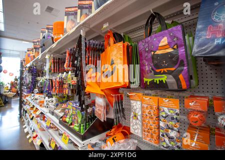 Los Angeles, California, Stati Uniti - 10-25-2021: Una vista dell'arredamento di halloween nel negozio. Foto Stock