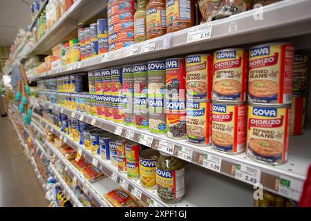 Los Angeles, California, Stati Uniti - 03-01-2022: Una vista di diversi fagioli in scatola di Goya, in mostra in un negozio di alimentari locale. Foto Stock