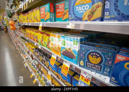 Los Angeles, California, Stati Uniti - 03-01-2022: Una vista di diversi scaffali dedicati ai marchi più famosi di conchiglie di taco duro, presso il negozio. Foto Stock