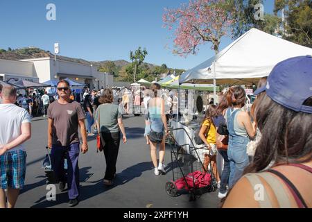 Pasadena, California, Stati Uniti - 10-25-2021: Una vista di una gente che cammina intorno al mercato delle pulci Rose Bowl. Foto Stock